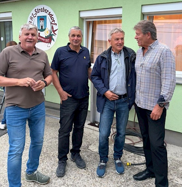 Auch das BBL-Team genoss den Heurigenabend. V.l.: Hubert Breitfuss (Leiter RST Mitte), Michael Cerny (Vorsitzender des Aufsichtsrats und Obmann des ZV Strebersdorf), Vereinsfunktionär Ernst Koppensteiner, Werner Kroiss (ehem. Leiter RST Ost)