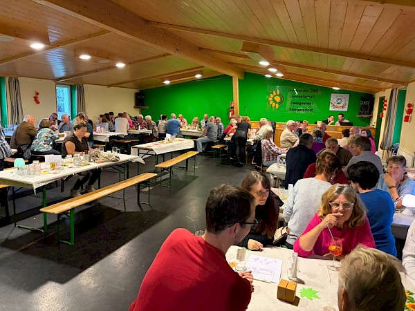 Der Vereinssaal verwandelte sich in ein gut besuchtes Heurigenlokal.